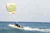 1993. Bruno en test de bateau gonflable tract dans les vagues couleurs hawaiiennes de la Bretagne franaise.